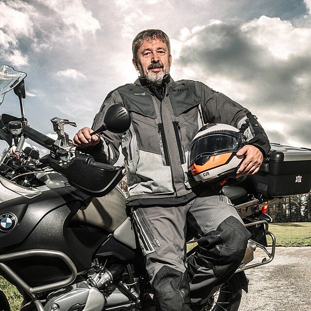 Ale� Opata je zn�m� jako v�niv� motork��. Na sn�mku p�zuje se svou silni�n� motorkou BMW v kompletn� v�bav�.