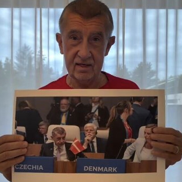 Andrej Babi� ve videu ukazoval fotografii ze summitu NATO. Tvrdil, �e Petr Pavel sed�l a� ve druh� �ad� a jeho ��ast byla pro �esko ostudou.