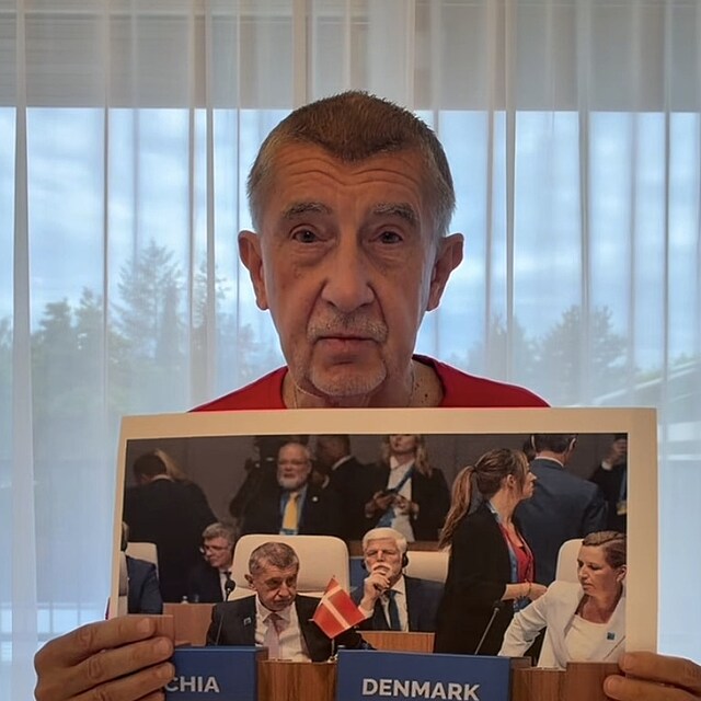 Andrej Babi� ve videu ukazoval fotografii ze summitu NATO. Tvrdil, �e Petr...