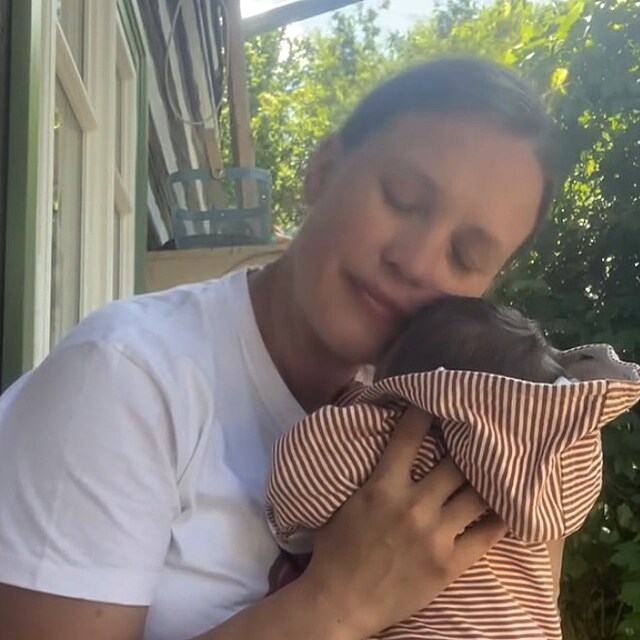 Here�ka si u��v� obdob�, kdy se sv�t smrskne na sp�nek, n�ru� a v�ni nov�ho miminka. Sama nazna�ila, �e m� te� jasn� program: o�ich�v�n�.