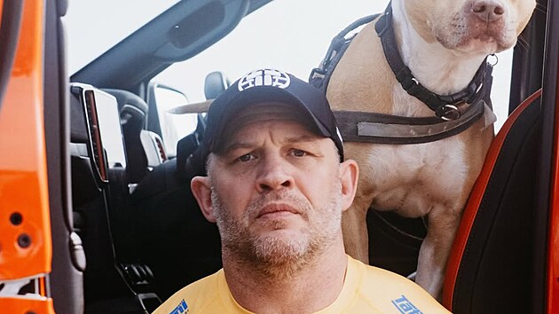 Tom Hardy je mu� mnoha tv���