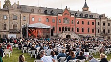 �ást náv�t�vník� sed�la na �idlích, dal�í fanou�ci se po Noidov� výzv� nahrnuli...