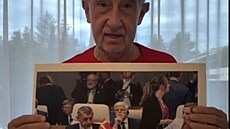 Andrej Babi� ve videu ukazoval fotografii ze summitu NATO. Tvrdil, �e Petr...