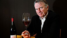 Sam Neill se sklenici svého vína Pinot z vina�ství Two Paddocks, vyp�stovaného...