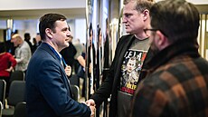 Filip Turek a Petr Macinka b�hem p�edvolební kampan� do Evropského parlamentu
