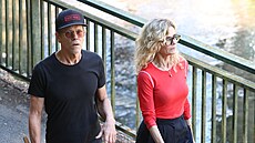 Kevin Bacon na procházce s man�elkou