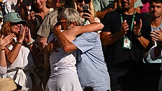 Linda Nosková v objetí s tatínkem po výh�e ve Wimbledonu
