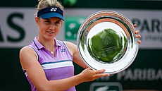 Linda Nosková po výh�e na juniorském turnaji Roland Garros, 2021