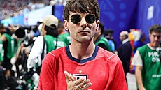 Bývalý �len kapely One Direction Louis Tomlinson dorazil na stadion v �erveném...