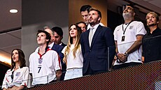 David a Victoria Beckhamovi zpívající anglickou hymnu