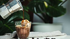 Zmrzlina a led v lét�, káva affogato