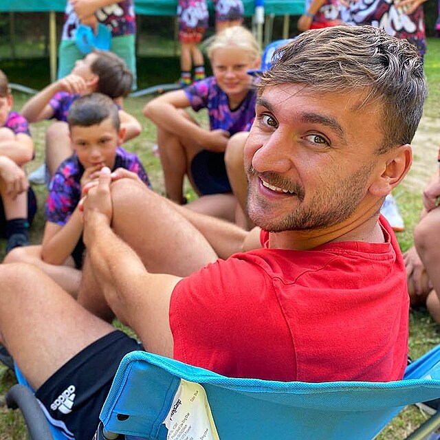 Tary tr�v� na campu �as p��mo mezi d�tsk�mi ��astn�ky. Podle jeho vyj�d�en� nejde pouze o parkour, ale o sportovn� a z�itkov� t�bor.