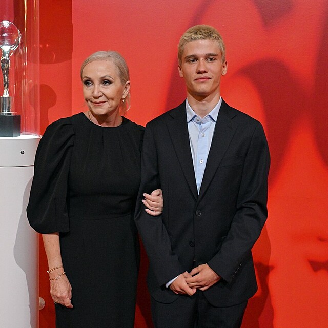 B�ra Basikov�, syn Theodor, MFF Karlovy Vary 2026
