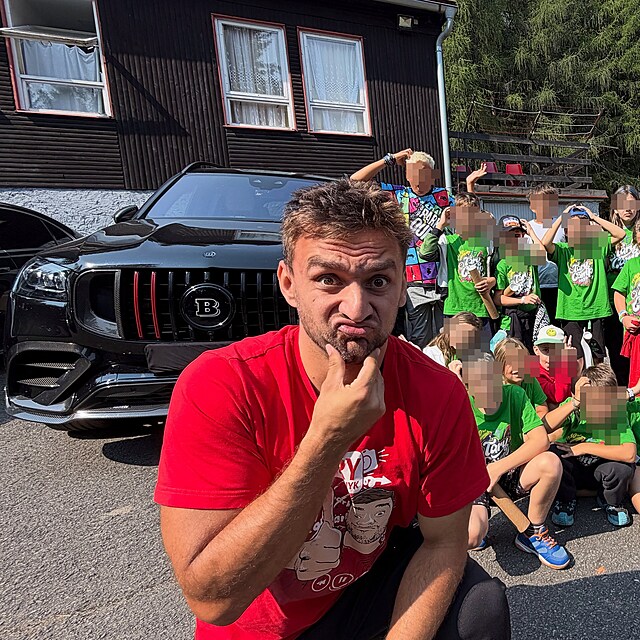 Tary na sv�m Tary Campu ukazoval d�tem sv� auto za miliony. Od lid� skl�z�...