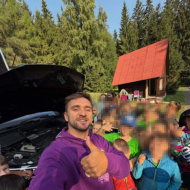 Tary se d�tem chlubil sv�m autem za miliony.