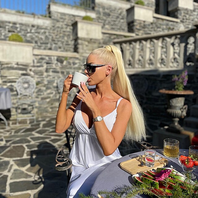 Monika Naomi, �dajn� V�molova nov� partnerka, na Hrad� Kunzov.