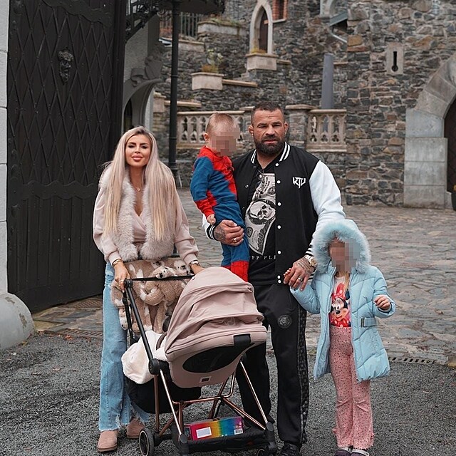 Karlos a Lela s d�tmi na Hrad� Kunzov.