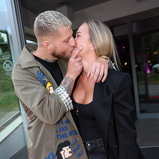 Nela Slov�kov� a Radek Rou�al