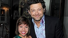 Devyn Dalton a Andy Serkis p�i natá�ení filmu Úsvit planety opic (2014)