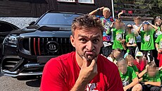 Tary na svém Tary Campu ukazoval d�tem své auto za miliony. Od lidí sklízí...