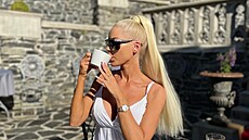 Monika Naomi, údajná Vémolova nová partnerka, na Hrad� Kunzov.