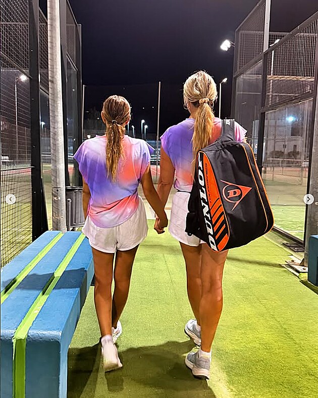 Lucie Borhyov�, l�to, dcera Linda, padel