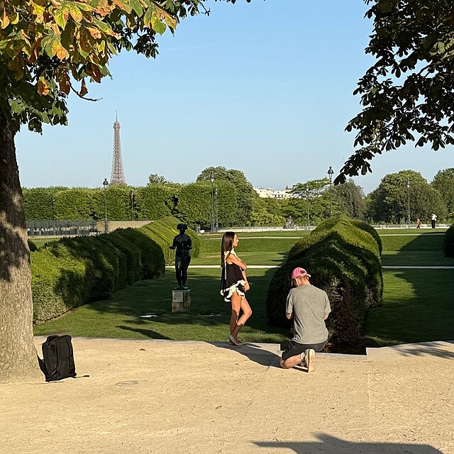 Z�kulis� nat��en� klipu Paris. Re�is�r Jan Kellner m�l na starosti nejen re�ii, ale tak� kameru a n�sledn� st�ih videa.