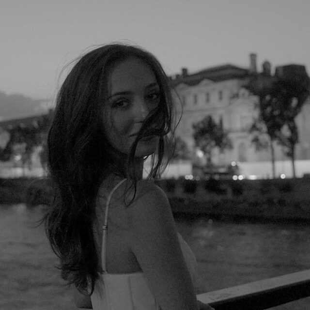 Charlotte Gott v nov�m videoklipu Paris. ��st z�b�r� vznikla v �ernob�l�m proveden�, kter� klipu dod�v� filmovou atmosf�ru.