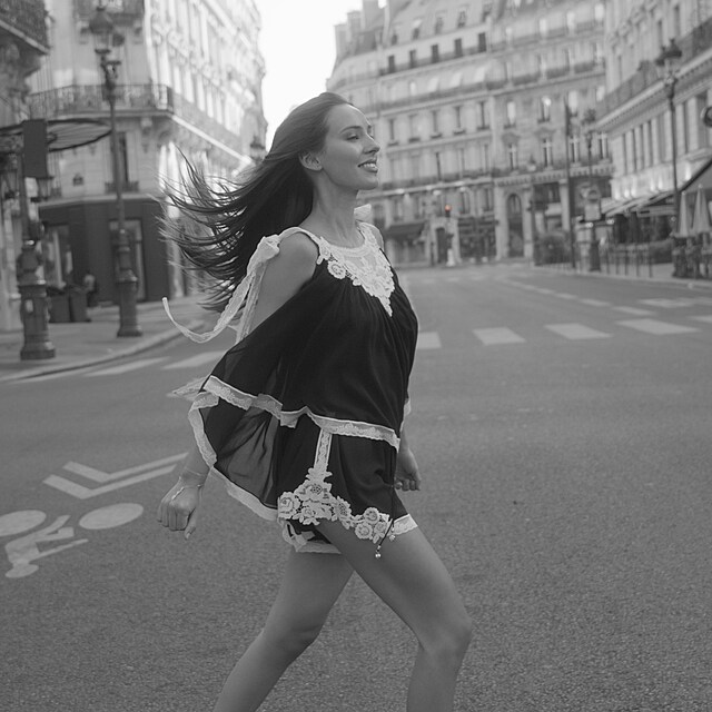 Pr�zdn� pa��sk� ulice nebyly n�hoda. Kv�li n�kter�m z�b�r�m vst�val �t�b u� ve �ty�i r�no, aby se vyhnul dav�m turist�.