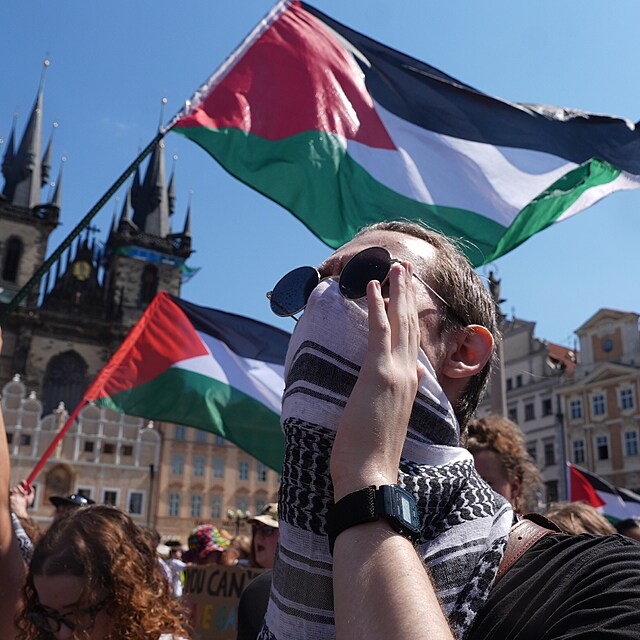 Duhov� pr�vod na podporu pr�v LGBT+, kter�m v sobotu 8.8.2026 vyvrcholil festival Prague Pride, dorazil po trase z V�clavsk�ho n�m�st� do c�le na ostrov� �tvanice