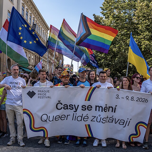 Duhov� pr�vod na podporu pr�v LGBT+, kter�m v sobotu 8.8.2026 vyvrcholil festival Prague Pride, dorazil po trase z V�clavsk�ho n�m�st� do c�le na ostrov� �tvanice