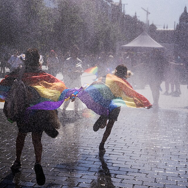 Duhov� pr�vod na podporu pr�v LGBT+, kter�m v sobotu 8.8.2026 vyvrcholil festival Prague Pride, dorazil po trase z V�clavsk�ho n�m�st� do c�le na ostrov� �tvanice
