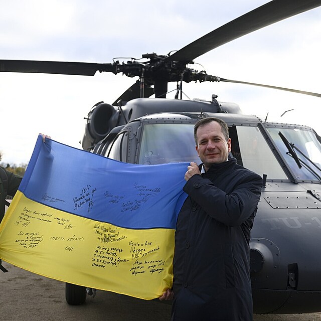 Vrtuln�k UH-60 Black Hawk neboli �estm�r