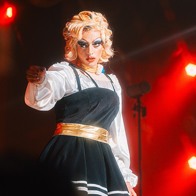 Chica Checa, Jan Cina jako drag queen