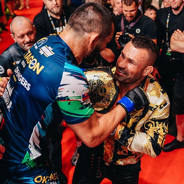 Makhmud Muradov se stal nov�m �ampionem polot�k� v�hy.