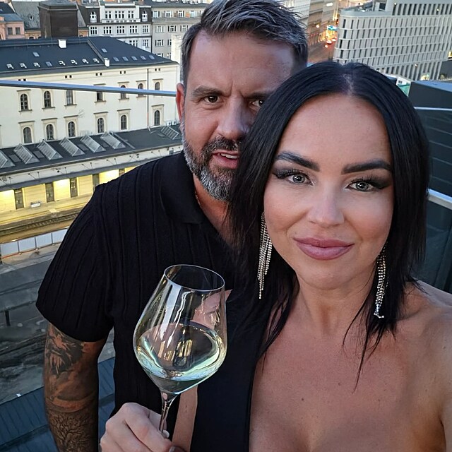 Radek Ka�p�rek a sexy brunetka na rand��ku.