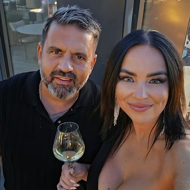 Radek Ka�p�rek a sexy brunetka na rand��ku.