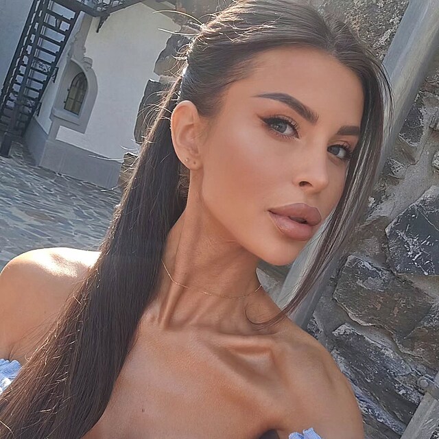Lela V�mola uk�zala novou tmav� hn�dou barvu vlas�.