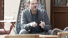 Jan Hájek si u�ívá chvilky samoty ve vinárn� v centru Prahy