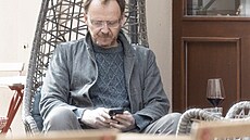 Jan Hájek si u�ívá chvilky samoty ve vinárn� v centru Prahy
