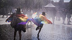 Duhový pr�vod na podporu práv LGBT+, kterým v sobotu 8.8.2026 vyvrcholil...