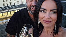 Radek Ka�párek a sexy brunetka na randí�ku.