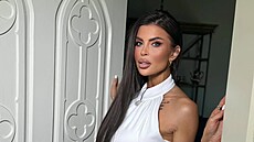 Nový ú�es doplnila elegantním bílým modelem