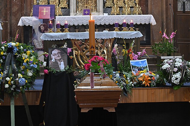 Smute�n� ob�ad za zesnul�ho spisovatele Vladim�ra P�rala v kostele Nanebevzet�...