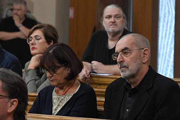 Smute�n� ob�ad za zesnul�ho spisovatele Vladim�ra P�rala v kostele Nanebevzet�...