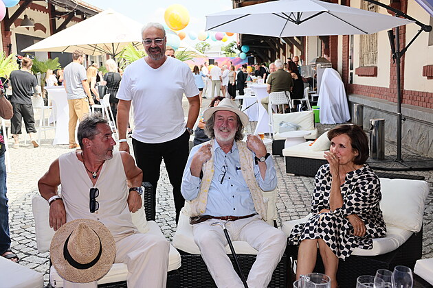 Siln� sestava z Mu�� v letu. Uprost�ed Bolek Pol�vka, vedle n�j Martin Trnavsk�...