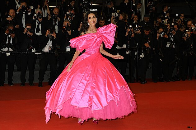 Here�ka Demi Moore v �atech m�dn� zna�ky Matières F�cales na festivalu v...