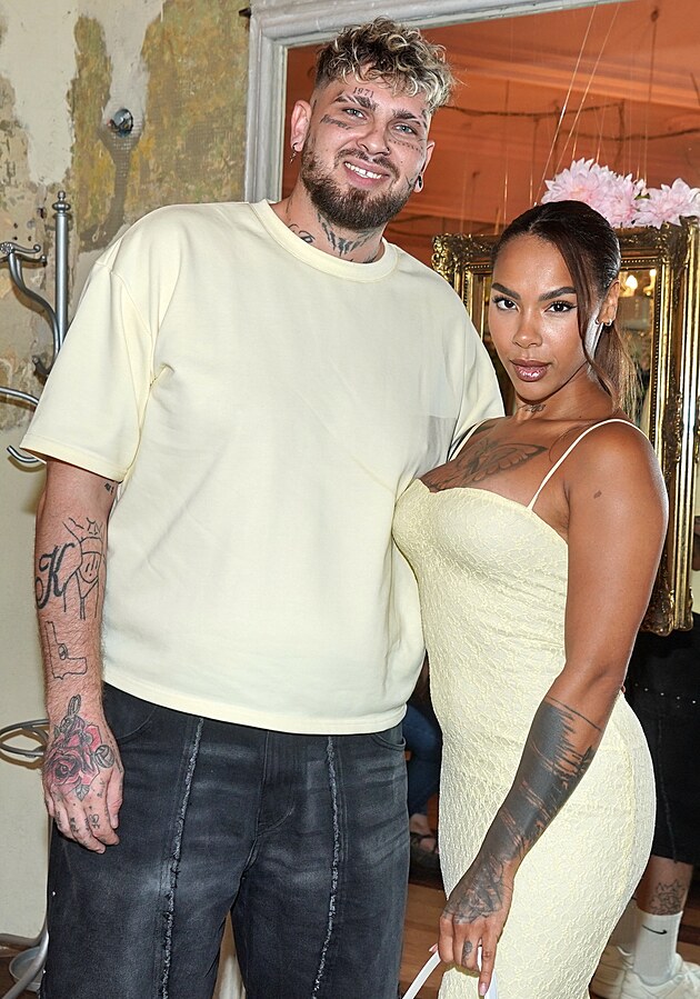 Angie Mangombe s Albertem Bla�kem na baby shower p�rty