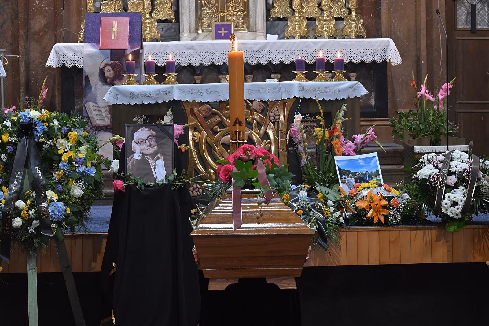 Smute�n� ob�ad za zesnul�ho spisovatele Vladim�ra P�rala v kostele Nanebevzet�...