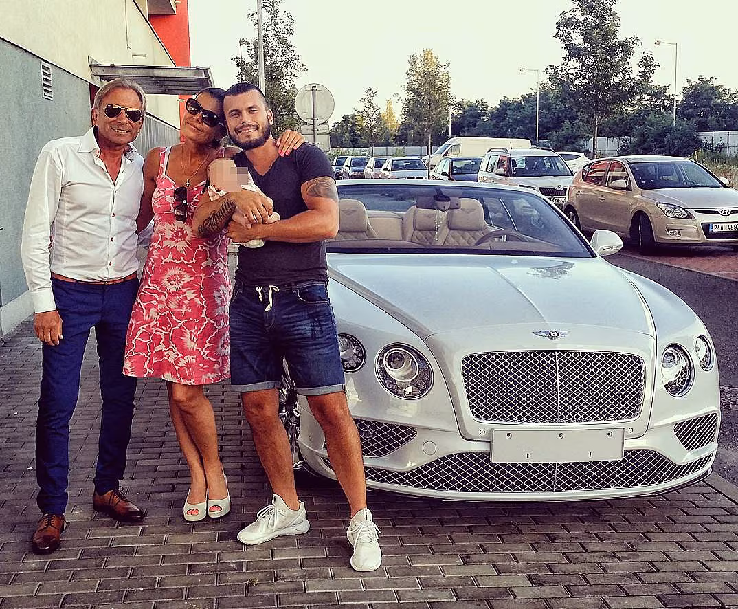 Leo Ber�nek s ob�ma rodi�i kr�tce po narozen� dcery p�ed deseti lety. �M�lokdy...